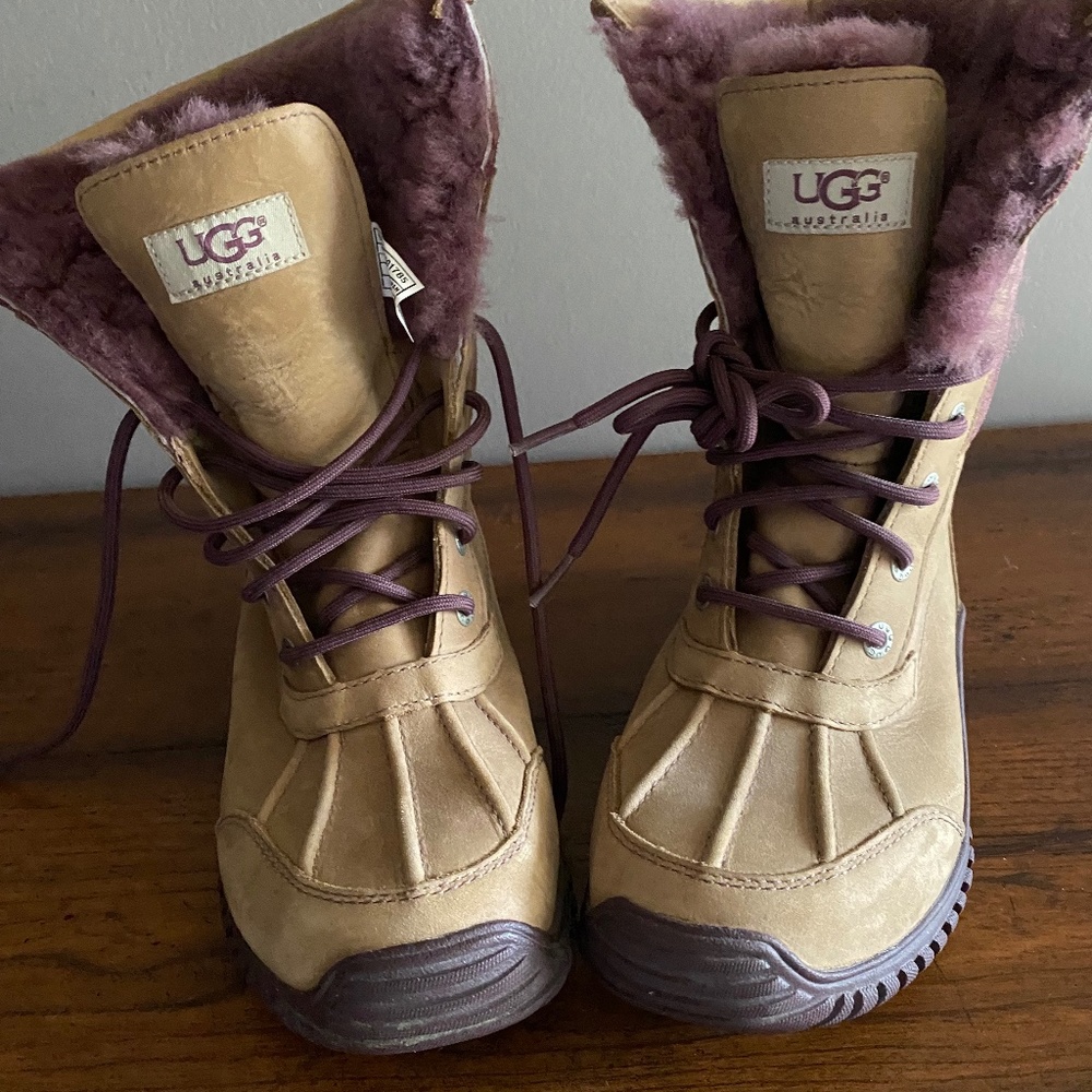 Lightly Worn UGG ankle Lace up Winter Boot